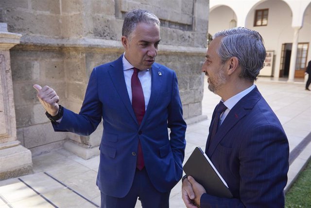 Archivo - El coordinador general del PP, Elías Bendodo (i), y el vicesecretario de Economía del PP, Juan Bravo (d), en una foto de archivo en el Parlamento andaluz.