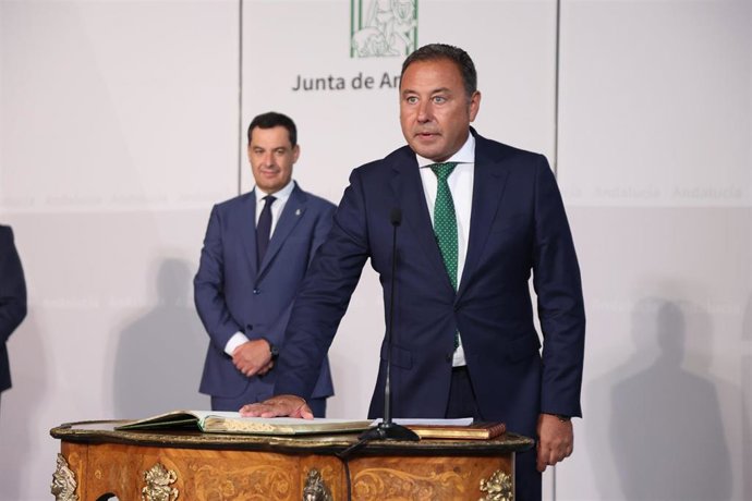 El delegado de Gobierno andaluz en Sevilla, Ricardo Sánchez, durante la toma de posesión del cargo, junto al presidente de la Junta de Andalucía, Juanma Moreno (Foto de archivo).