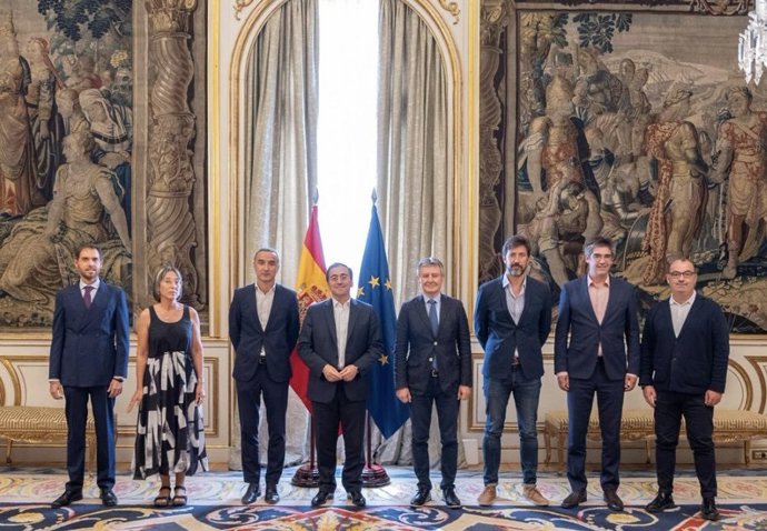 El ministro de Asuntos Exteriores, José Manuel Abares, con los portavos de la Comisión Mixta de la UE