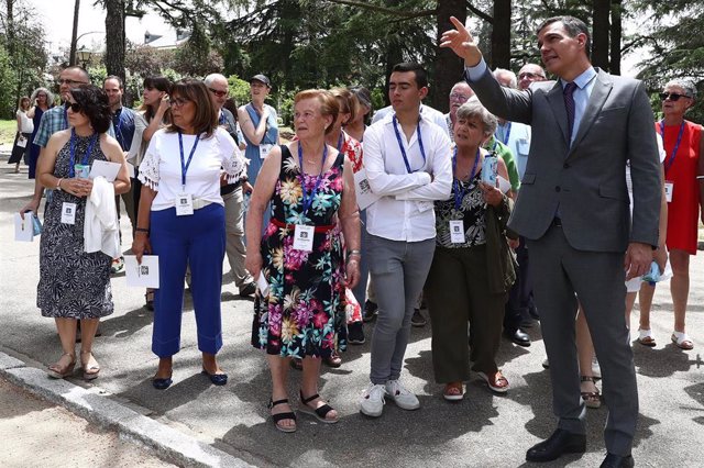 Archivo - El presidente del Gobierno, Pedro Sánchez, junto a los ciudadanos participantes en Moncloa Abierta en los jardínes de La Moncloa en junio de 2022