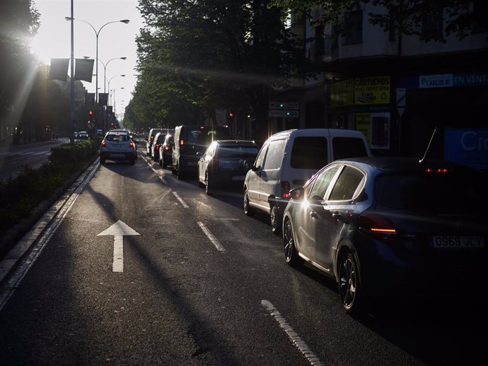 Archivo - Varios coches en una calle de Pamplona 