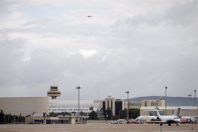 Archivo - Un avión en una de las pistas del Aeropuerto de Palma.