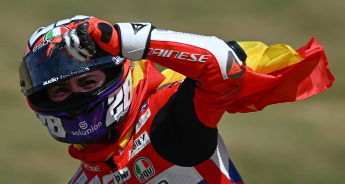 Archivo - 19 June 2022, Saxony, Hohenstein-Ernstthal: Spanish rider Izan Guevara of the Gasgas Aspar Team celebrates winning the Moto3 race of the MotoGP of Germany at the Sachsenring racing track. Photo: Hendrik Schmidt/dpa