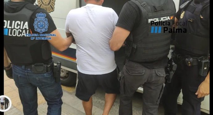 Detenidos seis hombres en un dispositivo policial contra cuatro puntos de venta de drogas en Camp Redó.