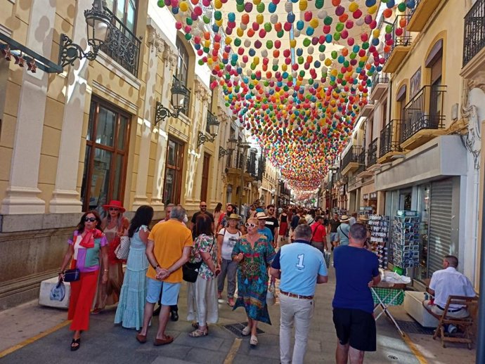 Personas pasean por la feria del centro de Ronda en el sábado de Goyesca