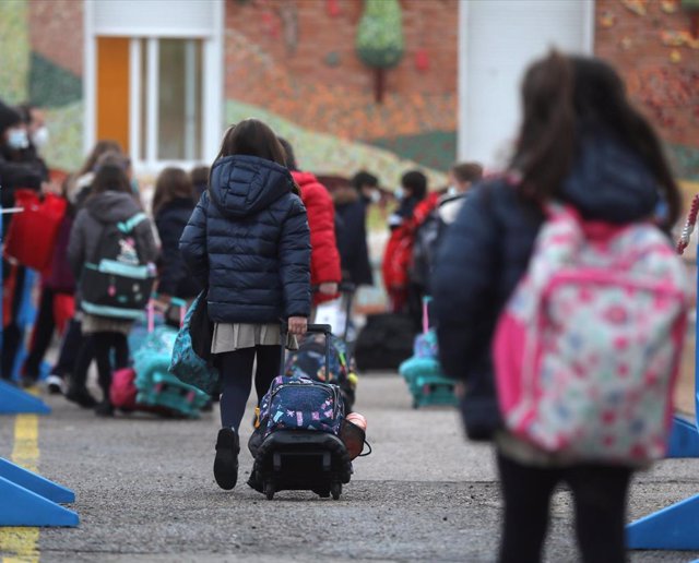 Archivo - Varios niños a su llegada al primer día de clase presencial tras la Navidad, en el Colegio Privado Alameda de Osuna, a 10 de enero de 2022, en Madrid, (España)