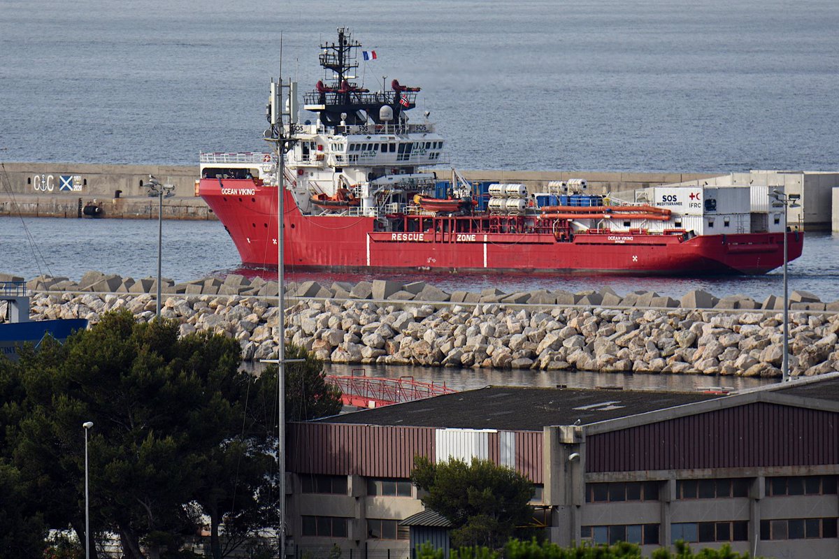 ‘Ocean Viking’ scarica in Italia 459 migranti soccorsi nel Mediterraneo
