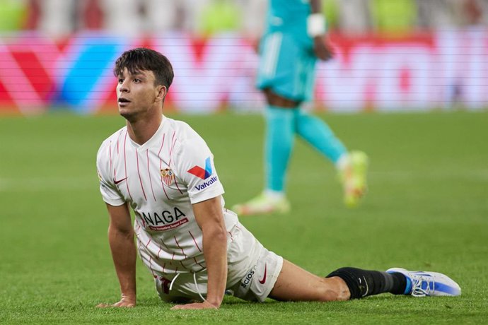 Archivo - Oliver Torres of Sevilla FC gestures during the spanish league, La Liga Santander, football match played between Sevilla FC and Real Madrid at Ramon Sanchez-Pizjuan stadium on Aprilr 17, 2022, in Sevilla, Spain.