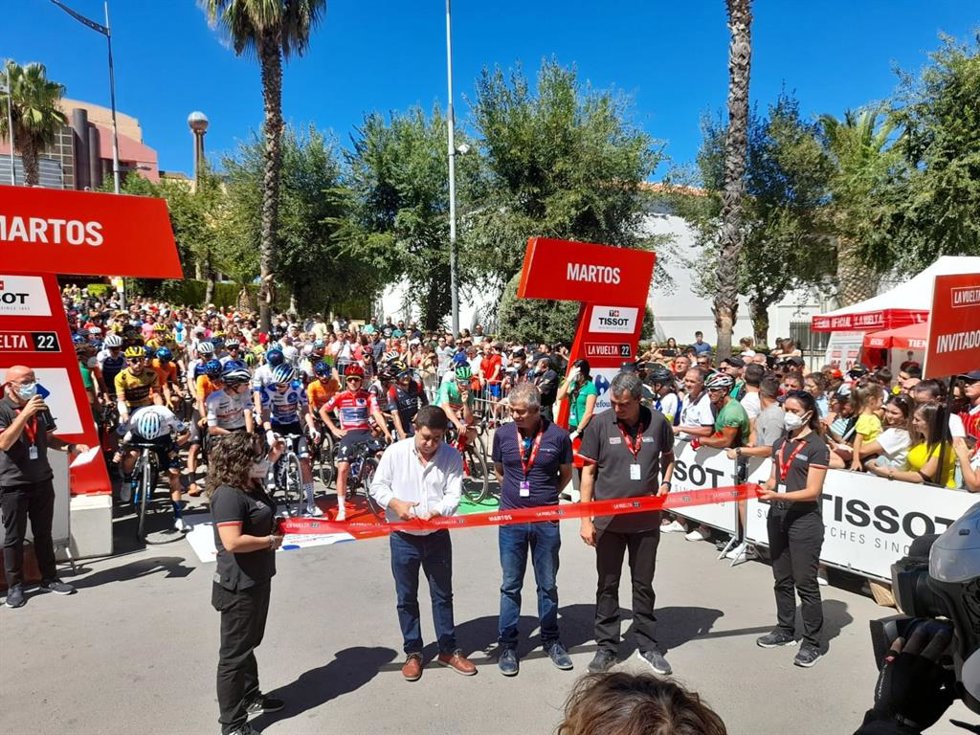 El presidente de la Diputación de Jaén, Francisco Reyes, en la salida de la 15 etapa de la Vuelta a España en Martos.