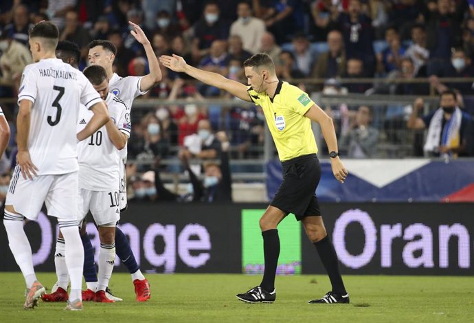 Archivo - Referee Sandro Scharer of Switzerland validates the goal of Antoine Griezmann of France after consulting the VAR (video assistance) during the FIFA World Cup Qatar 2022, Qualifiers, Group D football match between France and Bosnia and Herzegov