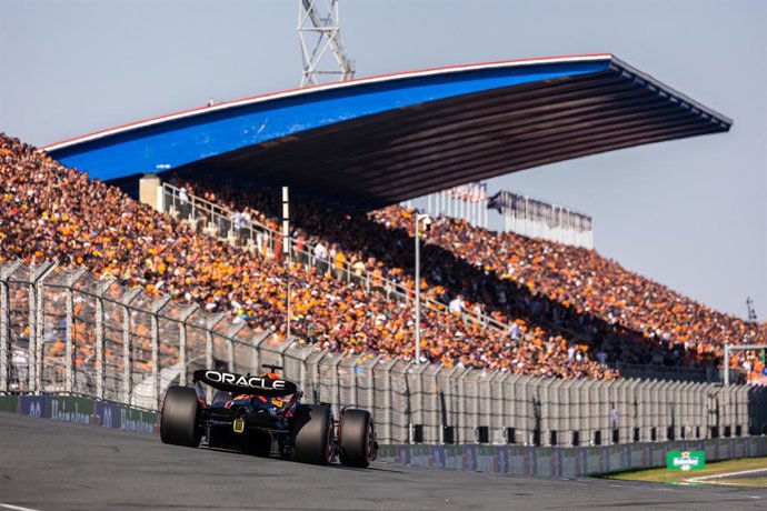 01 VERSTAPPEN Max (nld), Red Bull Racing RB18, action crowd, foule, fans grandstands, gradins, during the Formula 1 Heineken Dutch Grand Prix 2022, 15th round of the 2022 FIA Formula One World Championship from September 2 to 4, 2022 on the Zandvoort Ci