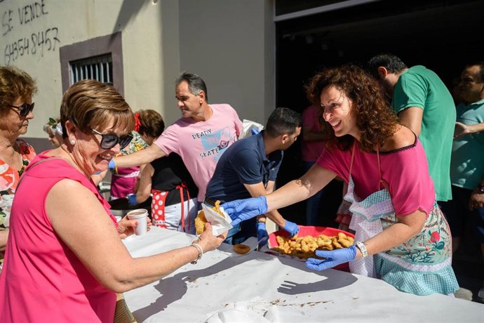 La alcaldesa de Almería, María Vázquez, participa en la buñuelada popular del barrio de San Vicente.