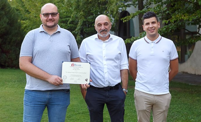 Jonata Wieczynski, Humberto Bustince y Mikel Ferrero-Jaurrieta con el certificado que acredita el premio obtenido