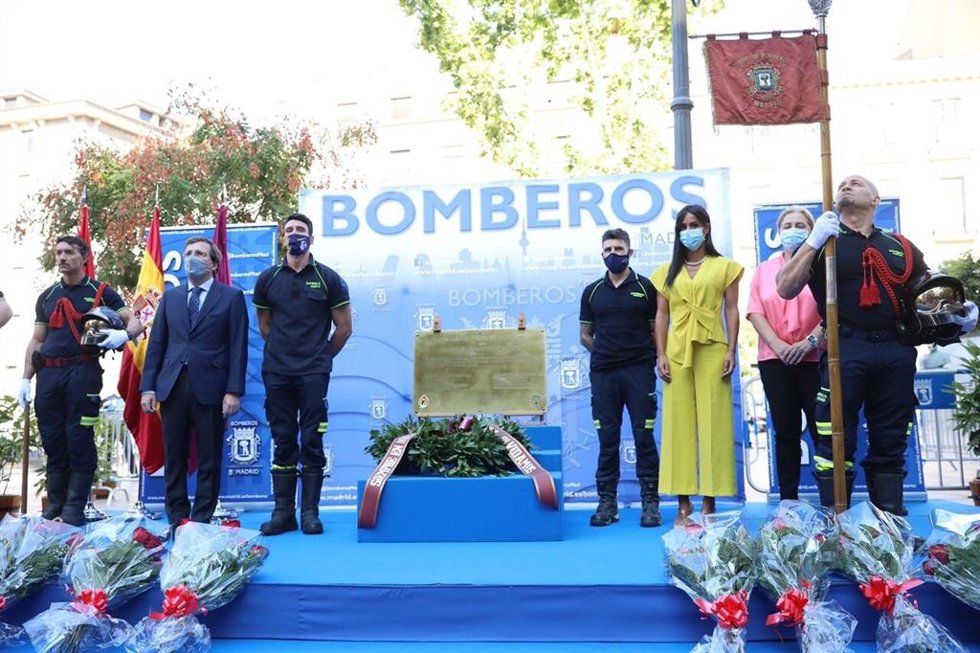 Archivo - El alcalde de Madrid, José Luis Martínez Almeida, la vicealcaldesa Begoña Villacís, en una imagen de archivo de un homenaje a los diez bomberos fallecidos en el incendio de Almacenes Arias