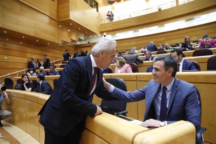 El senador del PSOE de Cádiz Alfonso Moscoso y el presidente del Gobierno, Pedro Sánchez, en una foto de archivo.