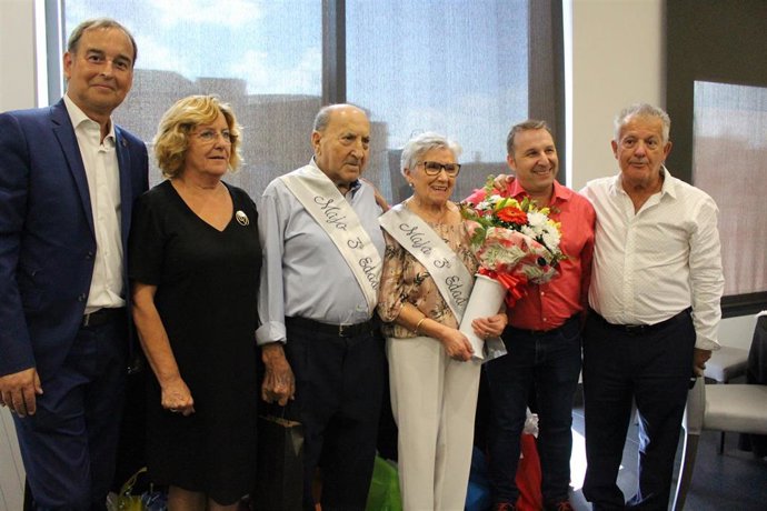 Imposición de bandas a los representantes de la tercera edad de Binéfar.