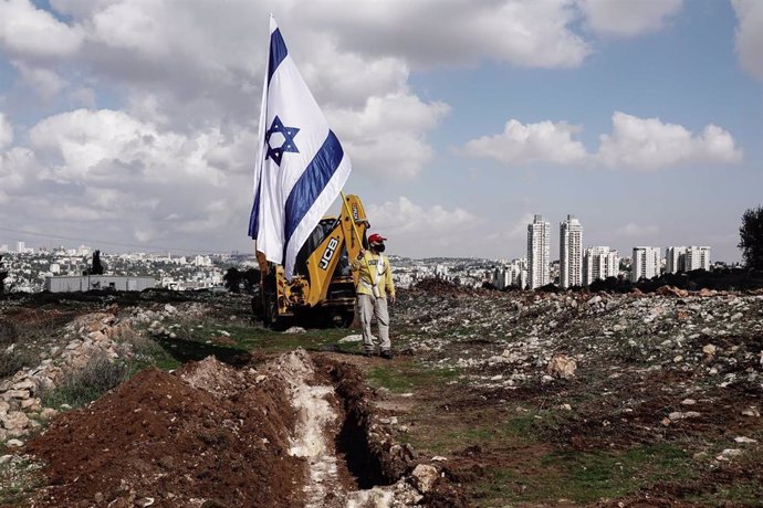 Archivo - Un israelí en un asentamiento de Jerusalén Este