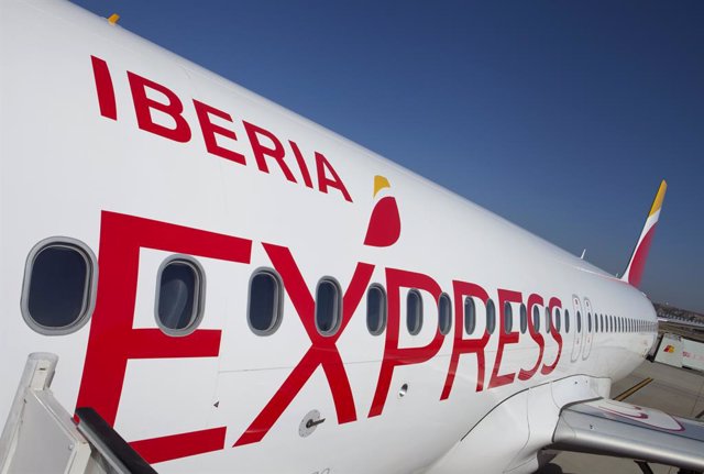 Archivo - Avión de Iberia Express