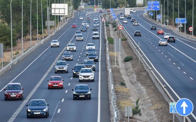 Una fila de vehículos en la carretera A3, el último día de la Operación Retorno del verano, a 28 de agosto de 2022, en Madrid (España). 
