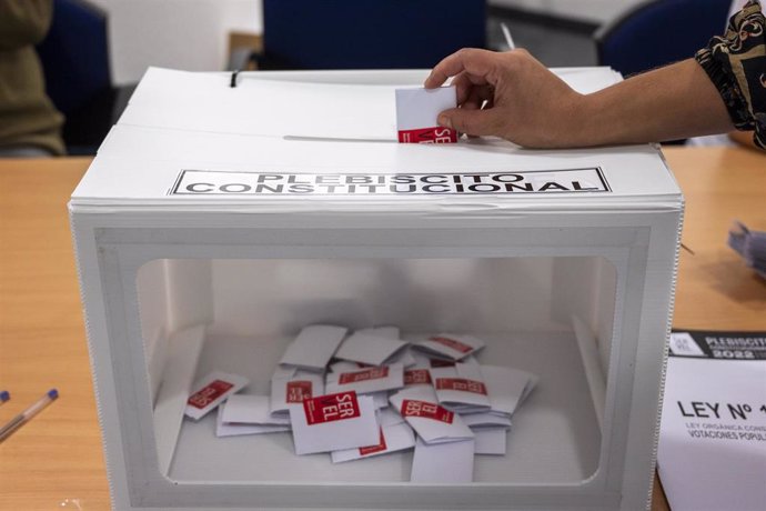 Votante inserta su papeleta en la Embajada de Chile en Berlín durante el referéndum constitucional.