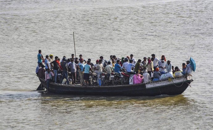 Archivo - Imagen de archivo de un barco cruzando el río Ganges en Patna, India.