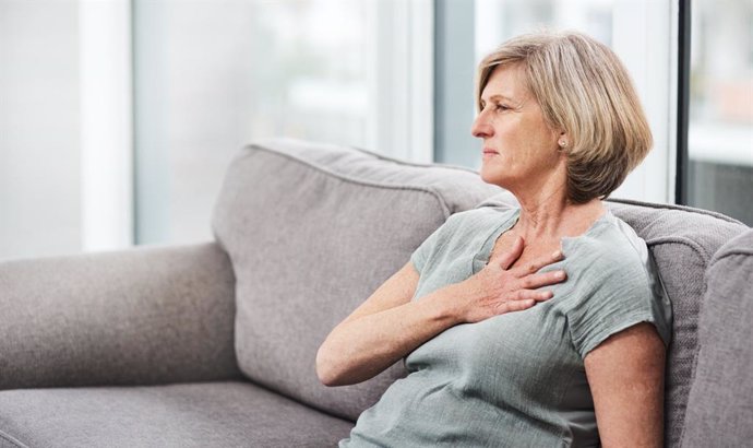 Archivo - Mujer sentada con dolor torácico.