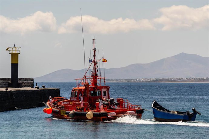 Archivo - Un barco de Salvamento Marítimo, a su llegada al Muelle de La Cebolla en Lanzarote en una foto de archivo. 