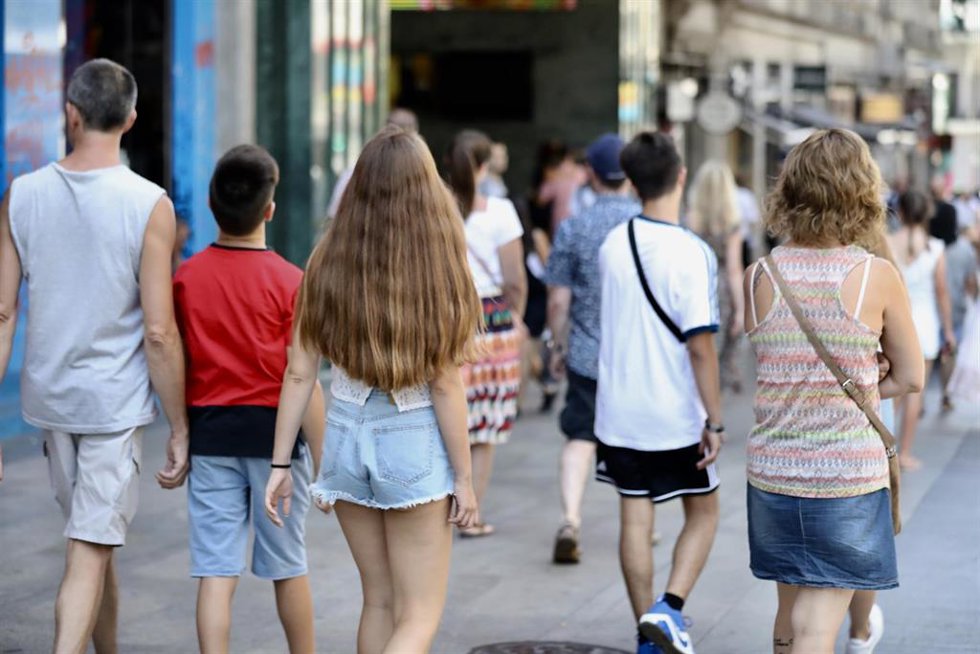 Archivo - Gente paseando