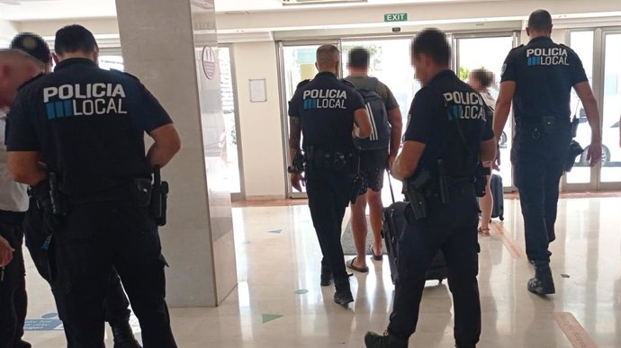 La Policía desaloja a turistas en playa de Palma