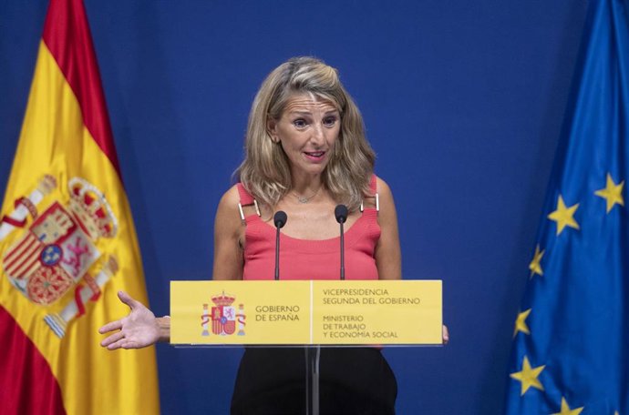 La vicepresidenta segunda del Gobierno y ministra de Trabajo y Economía Social, Yolanda Díaz, comparece en rueda de prensa tras una reunión con responsables de la Asamblea Ciudadana por el Clima, en la sede del Ministerio.