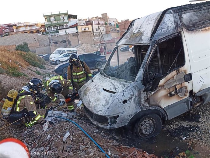 Imagen de la furgoneta incendiada