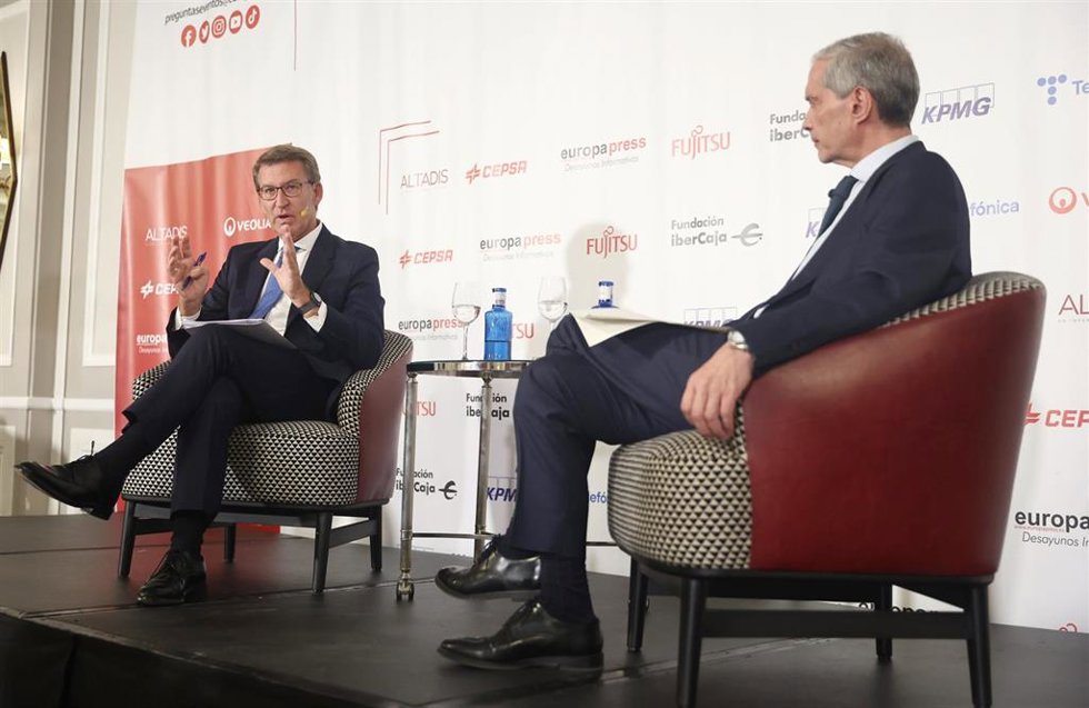 El presidente del Partido Popular, Alberto Núñez Feijóo (i), y el director de Europa Press, Javier García Vila, en un desayuno informativo de Europa Press, en el hotel Villa Magna, a 5 de septiembre de 2022, en Madrid (España).