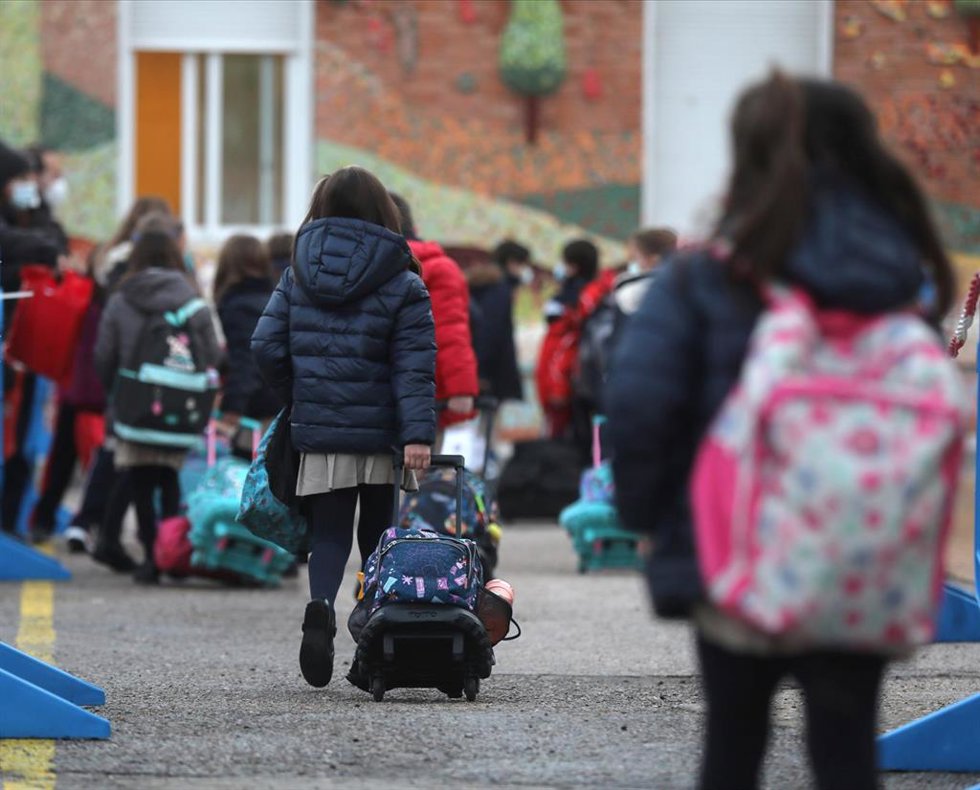 Archivo - Varios niños a su llegada al primer día de clase presencial tras la Navidad, en el Colegio Privado Alameda de Osuna, a 10 de enero de 2022, en Madrid, (España). Más de 8 millones de alumnos de toda España retoman hoy sus clases tras el periodo