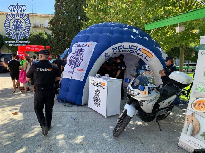 Stand de la Policía con ocasión de La Vuelta.