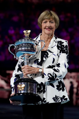 Archivo - Margaret Court is presented with a replica trophy during a ceremony to mark the 50th anniversary of her Grand Slam win, on day eight of the Australian Open tennis tournament at Rod Laver Arena in Melbourne, Melbourne, Monday, January 27, 2020.