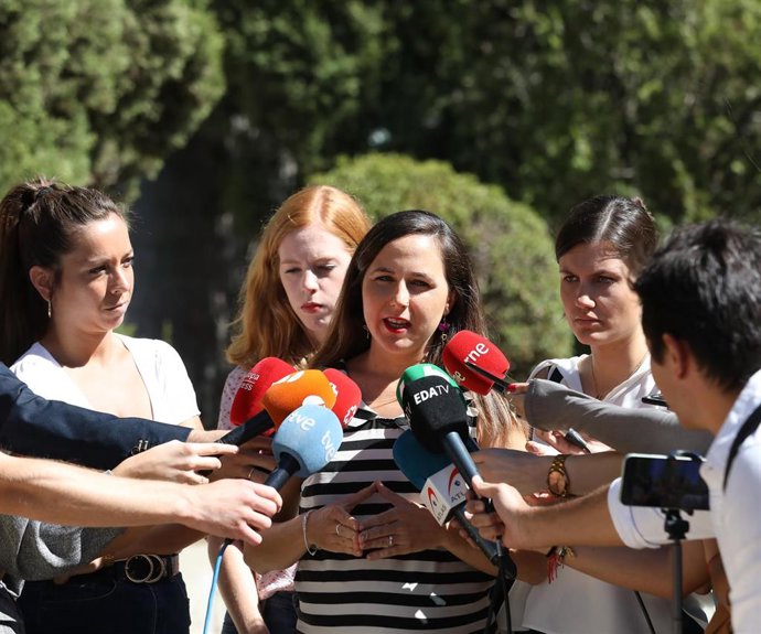 La secretaria general de Podemos y ministra de Derechos Sociales y Agenda 2030, Ione Belarra, ofrece declaraciones a los medios a su llegada para visitar los trabajos de exhumación de víctimas del franquismo en el cementerio parroquial de Colmenar Viejo.