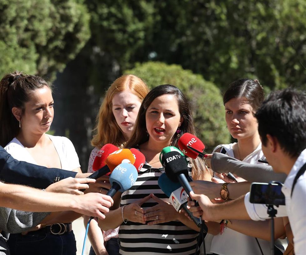 La secretaria general de Podemos y ministra de Derechos Sociales y Agenda 2030, Ione Belarra, ofrece declaraciones a los medios a su llegada para visitar los trabajos de exhumación de víctimas del franquismo en el cementerio parroquial de Colmenar Viejo.