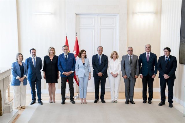 Archivo - Fotografía de familia de la presidenta de la Comunidad de Madrid, Isabel Díaz Ayuso, con sus consejeros. Archivo.