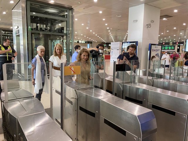 La ministra de Transports, Mobilitat i Agenda Urbana, Raquel Sánchez, a l'estació de Sants de Barcelona