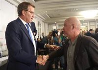 Feijóo ve una "irresponsabilidad" que el Gobierno llame a la movilización social para subir salarios