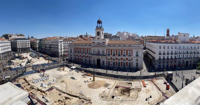 Archivo - Panorámica de las obras en la Puerta del Sol de Madrid, a 1 de julio de 2022.
