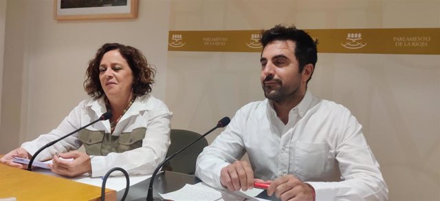 El consejero de Sostenibilidad, Transición Ecológica y Portavocía, Álex Dorado, y la diputada de Izquierda Unida, Henar Moreno, en comparecencia de prensa