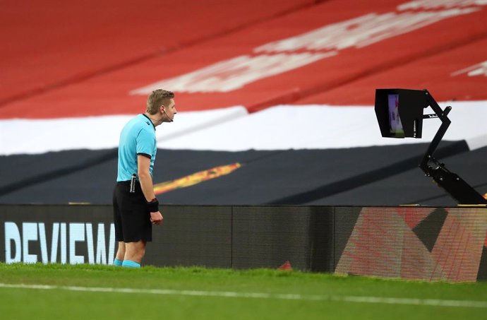 Archivo - 25 February 2021, United Kingdom, Manchester: Referee Lawrence Visser checks the VAR monitor during the UEFA Europa League round of 32, second leg soccer match between Manchester United and Real Sociedad at Old Trafford. Photo: Martin Rickett/