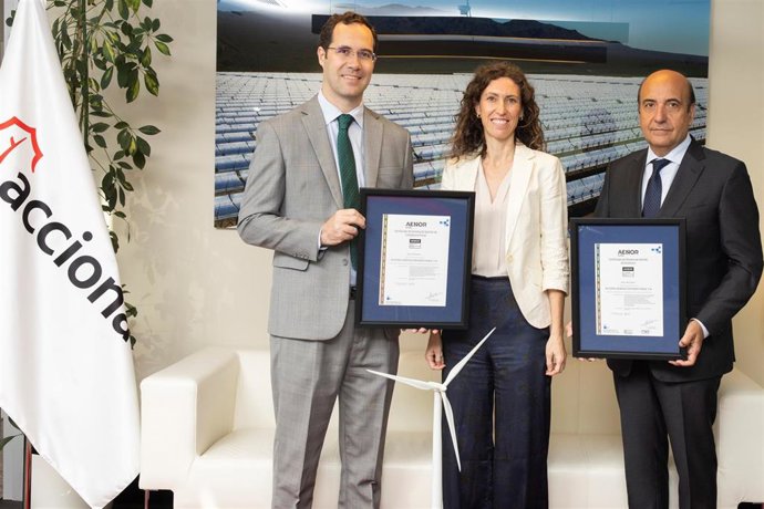 Archivo - Enrique Megía, director de Aenor en Madrid; Carla Morenés, gerente de Cumplimiento de Acciona Energía; y Rafael Mateo, consejero delegado de Acciona Energía