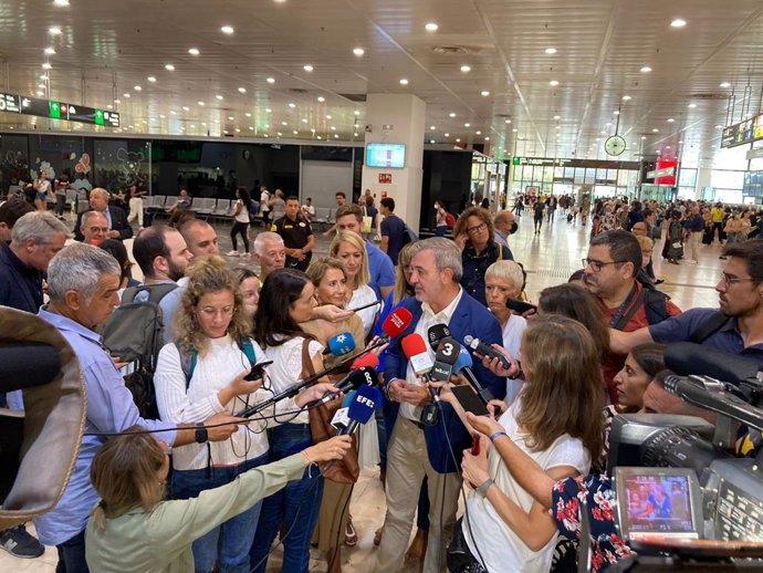 El primer tinent d'alcalde de Barcelona, Jaume Collboni, aquest dilluns en l'estació de Sants de la capital catalana