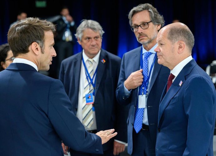 Archivo - El presidente francés, Emmanuel Macron, y el canciller alemán, Olaf Scholz