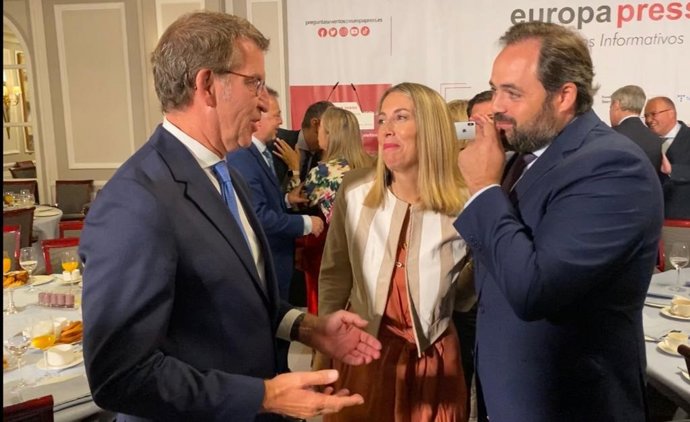 La presidenta del PP extremeño, María Guardiola, junto al líder nacional del PP, Alberto Núñez Feijóo, en un desayuno informativo en Madrid