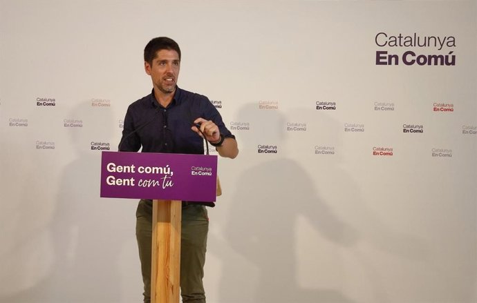 El portavoz de los comuns en el Parlament, David Cid, en rueda de prensa.
