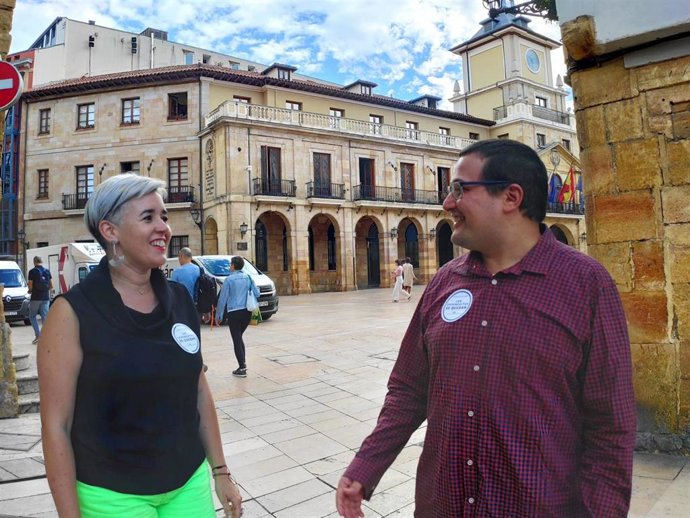 Los concejales del PSOE de Oviedo Lucía Falcón y Diego Valiño en la Plaza del Ayuntamiento.