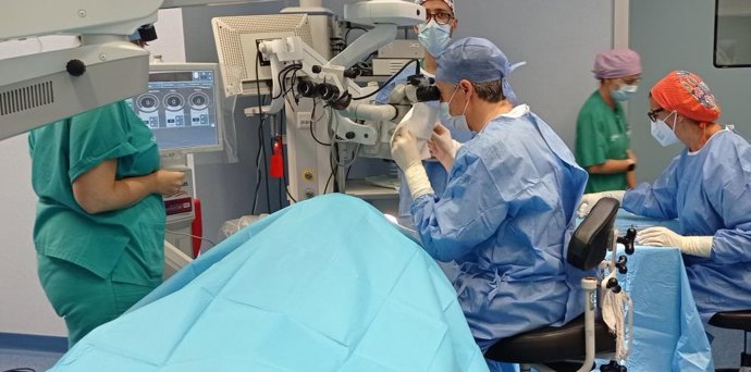Inicio de una operación de cataratas en el Hospital Nuestra Señora de Gracia de Zaragoza.